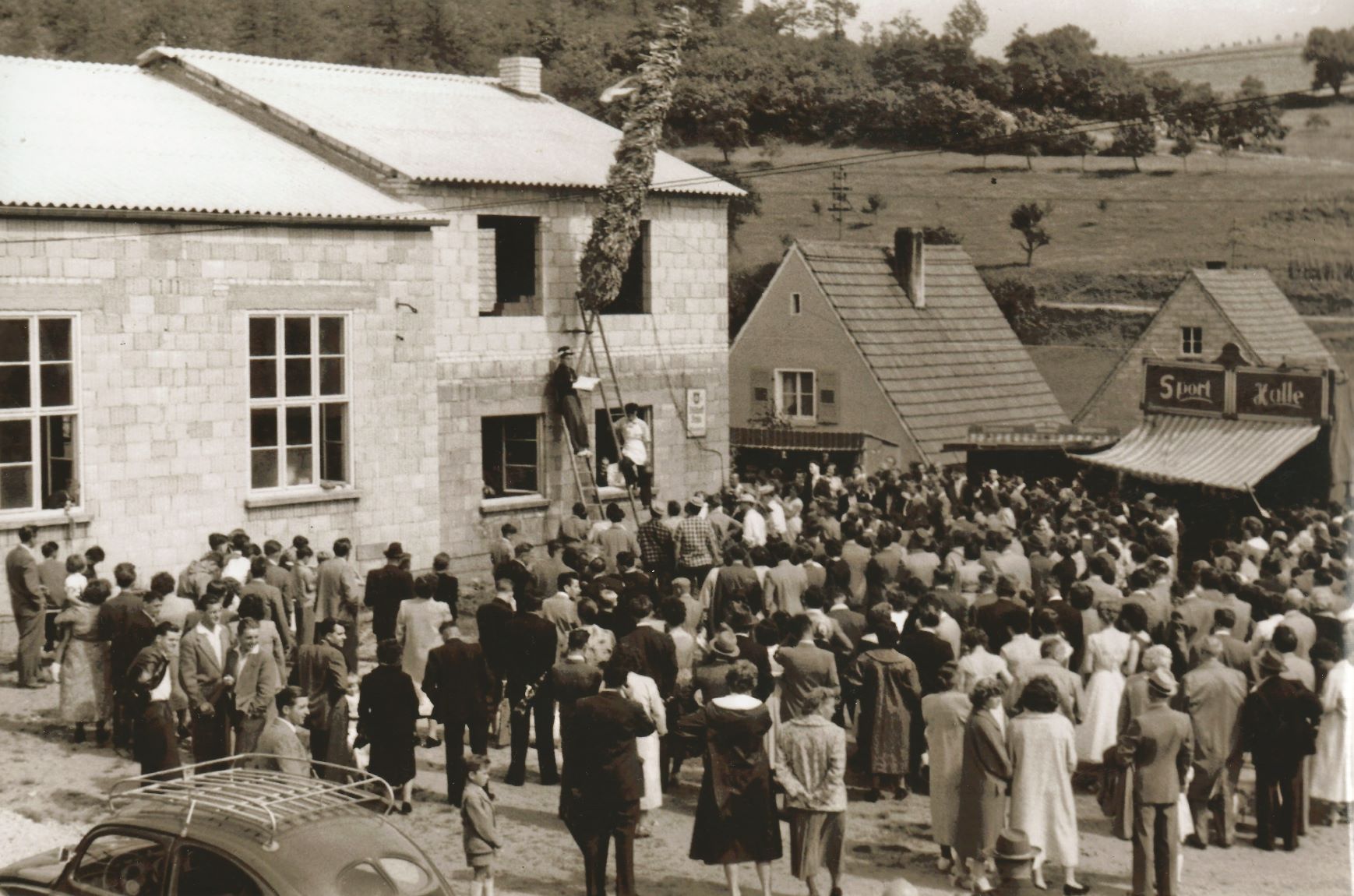 Aufstockung des Turnhallenanbaus ca1960.jpg